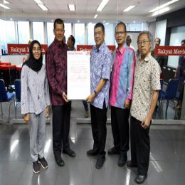 Kepala BNPB Menerima Penghargaan dari Media Rakyat Merdeka dan Warta Ekonomi