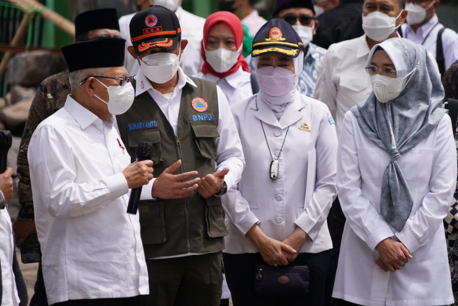 Kepala BNPB Letjen TNI Suharyanto S.Sos., M.M., (rompi hijau bertopi) mendampingi Wakil Presiden Republik Indonesia KH. Ma’ruf Amin (kiri) saat melakukan peninjauan Pondok Pesantren Al Bahjah yang rusak pascagempabumi M 5.6 di Cianjur, Jawa Barat, Rabu (3/1).