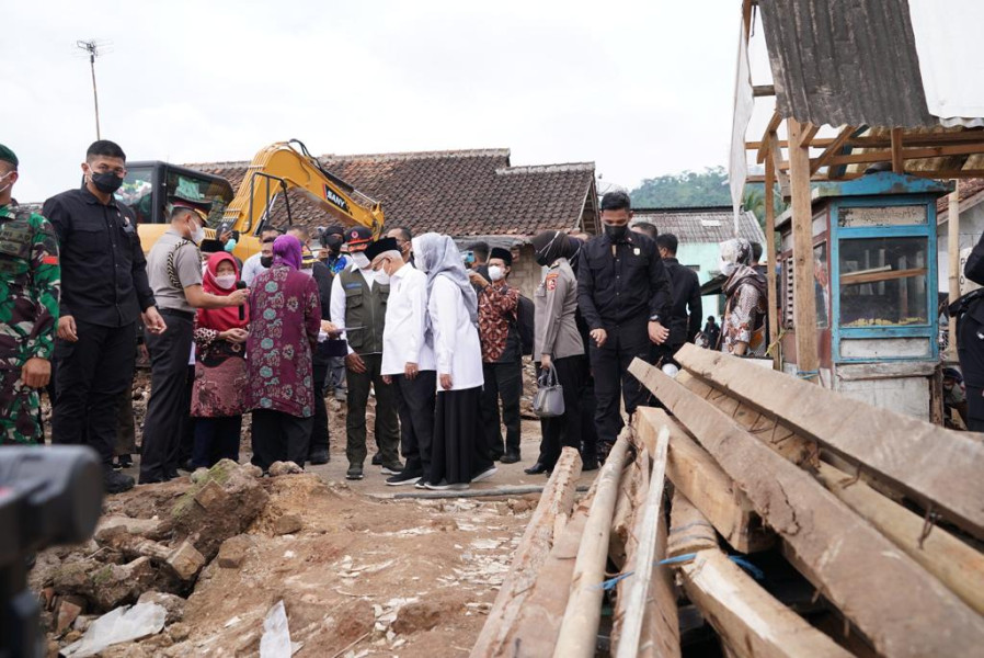 Kepala BNPB Letjen TNI Suharyanto S.Sos., M.M., (rompi hijau bertopi) mendampingi Wakil Presiden Republik Indonesia KH. Ma’ruf Amin saat melakukan peninjauan kampung gunung lanjung yang rusak pascagempabumi M 5.6 di Cianjur, Jawa Barat, Rabu (3/1).