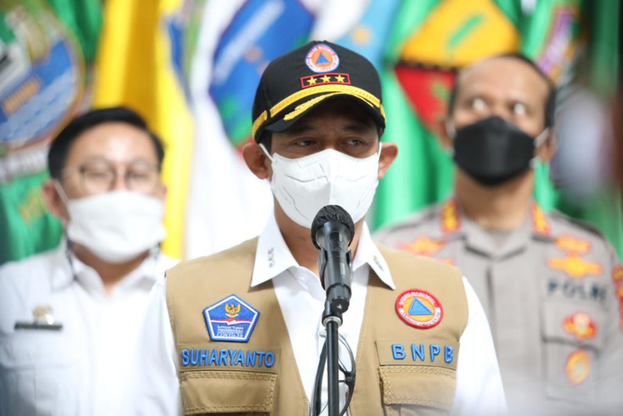 Ketua Satgas PMK Letjen TNI Suharyanto memberikan keterangan pers kepada awak media usai melaksanakan Rapat Koordinasi Penanganan PMK bersama Pemerintah Provinsi Jawa Barat di Gedung Sate, Kota Bandung, Jawa Barat, Jumat (29/7).