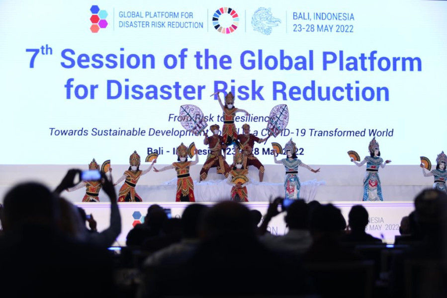 Pementasan tari tradisional Indonesia pada Closing Ceremony GPDRR ke-7 di Bali Nusa Dua Convention Center, Jumat (27/5).