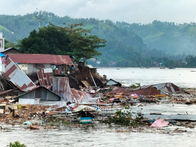 Kondisi rumah warga amblas oleh fenomena abrasi yang terjadi di pesisir Pantai Boulevard, Kelurahan Bitung dan Kelurahan Uwuran Satu, Kecamatan Kepulauan Amurang, Kabupaten Minahasa Selatan, Provinsi Sulawesi Utara, Rabu (15/6) pukul 14.00 WITA.