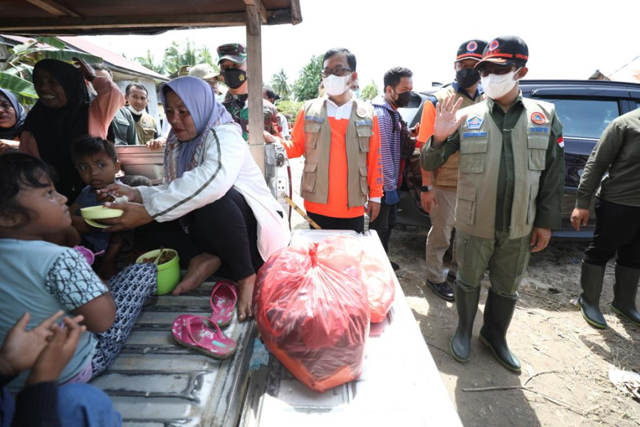 Kepala BNPB Letjen TNI Suharyanto (kanan dengan rompi dan topi) meninjau lokasi pengungsian warga terdampak  banjir bandang di Desa Torue, Kecamatan Torue, Kabupaten Parigi Moutong, Sulawesi Tengah, Minggu (31/7).