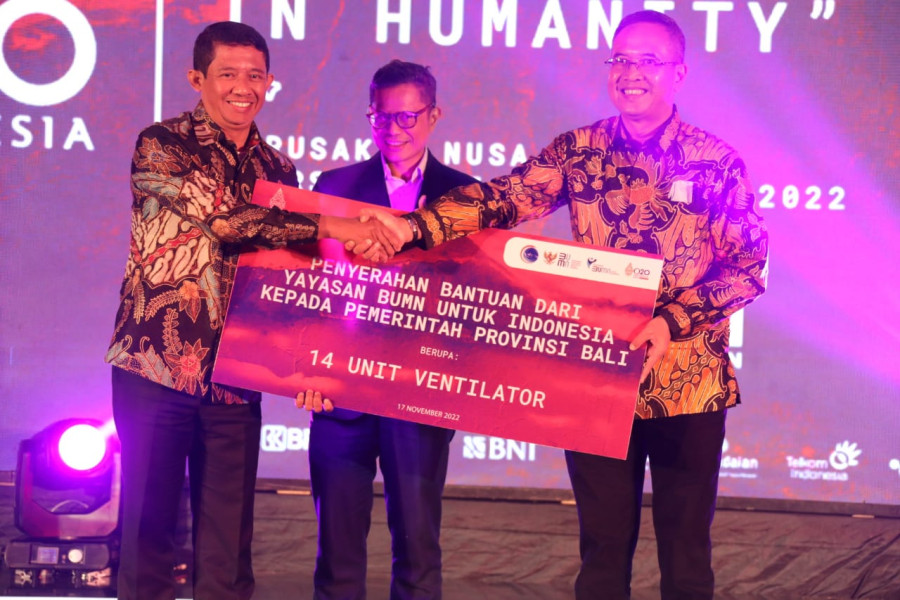 Kepala BNPB yang juga menjabat Ketua Satgas Covid-19 Letjen TNI Suharyanto menerima secara simbolis bantuan berupa 14 unit ventilator bagi Pemerintah Provinsi Bali pada Malam Anugerah Kemanusiaan dalam Penanganan Covid-19 di Nusa Dua, Bali, Kamis (17/11).