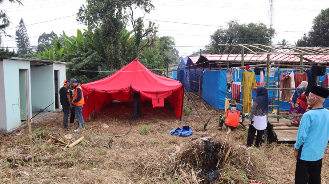 BNPB bersama BPBD Cianjur dan BPBD Pangandaran mendirikan tenda di Desa Cijedil, Cugenang, Cianjur, Jawa Barat, Sabtu (24/12). Beberapa pembaharuan tenda mandiri dilakukan sambil menunggu bantuan dana stimulan bisa digunakan untuk memperbaiki rumah yang rusak.