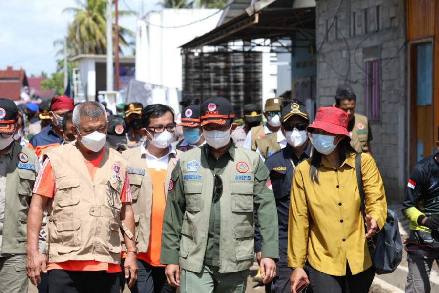 Kepala BNPB Letjen TNI Suharyanto (tengah) bersama Bupati Parigi Moutong Samsurizal Tombolotutu (kiri) dan Sekcam Torue Ni Luh Elisabet meninjau lokasi terdampak banjir bandang di Desa Torue, Kecamatan Torue, Kabupaten Parigi Moutong, Sulawesi Tengah, Minggu (31/7).