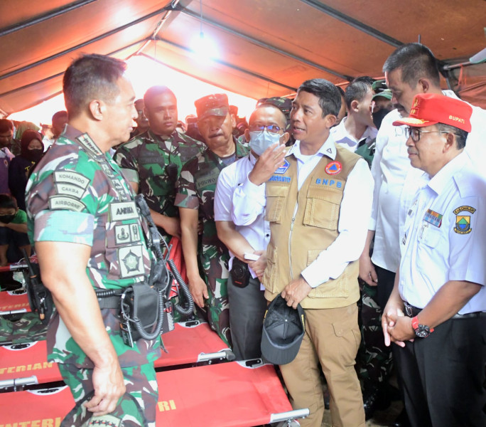 Kepala BNPB Letjen TNI Suharyanto (kemeja putih dengan rompi cokelat) memberikan _update_ penanganan gempa Cianjur kepada Panglima TNI di tenda darurat Rumah Sakit Sayang, Kabupaten Cianjur, Jawa Barat, Rabu (23/11).