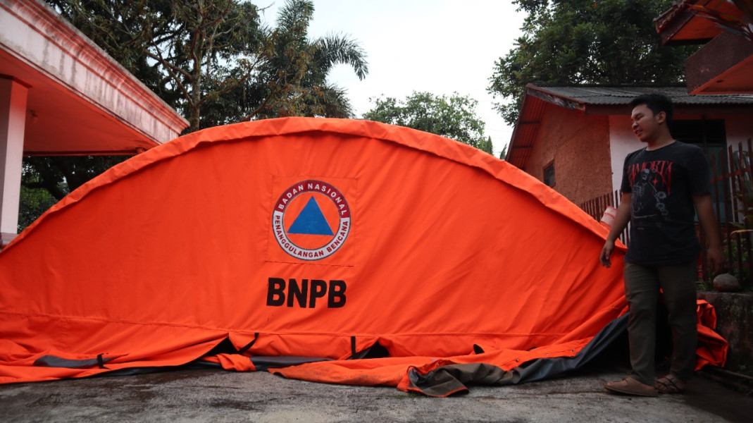 Tampak Tenda BNPB yang sudah berhasil dibangun di Desa Cikaroya, Warung Kondang, Cianjur, Jawa Barat, Sabtu (24/12).