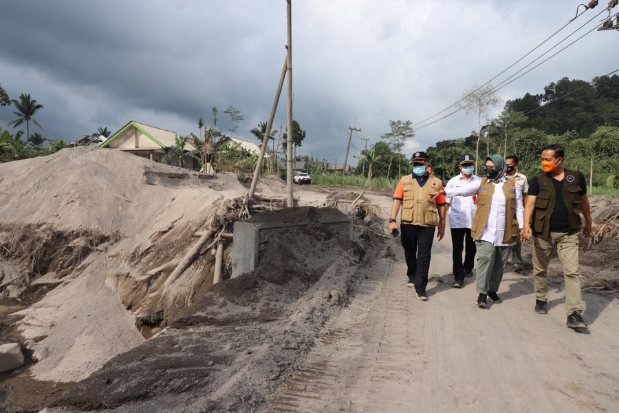 Deputi Bidang Pencegahan BNPB Prasinta Dewi (baju putih dengan rompi cokelat) meninjau salah satu desa terdampak APG Gunung Semeru di Desa Kajar Kuning, Kecamatan Candipuro.