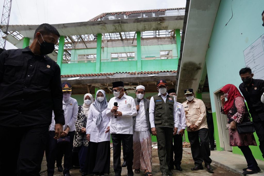 Kepala BNPB Letjen TNI Suharyanto S.Sos., M.M., (rompi hijau bertopi) mendampingi Wakil Presiden Republik Indonesia KH. Ma’ruf Amin saat melakukan peninjauan Pondok Pesantren Al Bahjah yang rusak pascagempabumi M 5.6 di Cianjur, Jawa Barat, Rabu (3/1).