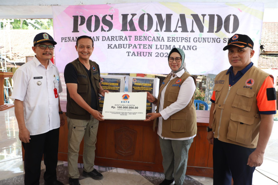 Deputi Bidang Pencegahan BNPB Prasinta Dewi (tengah kanan) secara simbolis memberikan  memberikan bantuan logistik senilai 100 juta untuk penanganan pengungsi warga terdampak APG Semeru.