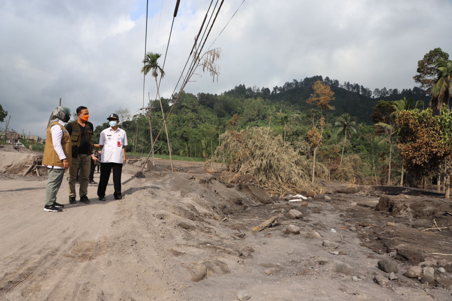 Deputi Bidang Pencegahan BNPB Prasinta Dewi (baju putih dengan rompi cokelat) meninjau salah satu desa terdampak APG Gunung Semeru di Desa Kajar Kuning, Kecamatan Candipuro.