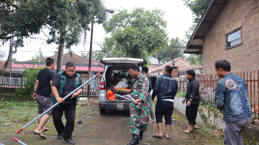 BNPB bersama tim gabungan mendirikan tenda di Desa Cikaroya, Warung Kondang, Cianjur, Jawa Barat, Sabtu (24/12).