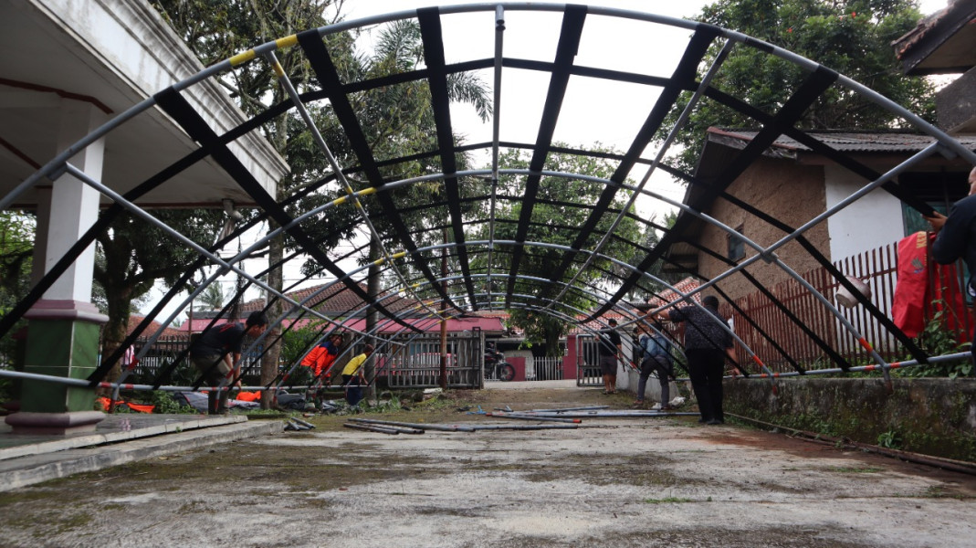 BNPB bersama tim gabungan mendirikan tenda di Desa Cikaroya, Warung Kondang, Cianjur, Jawa Barat, Sabtu (24/12).