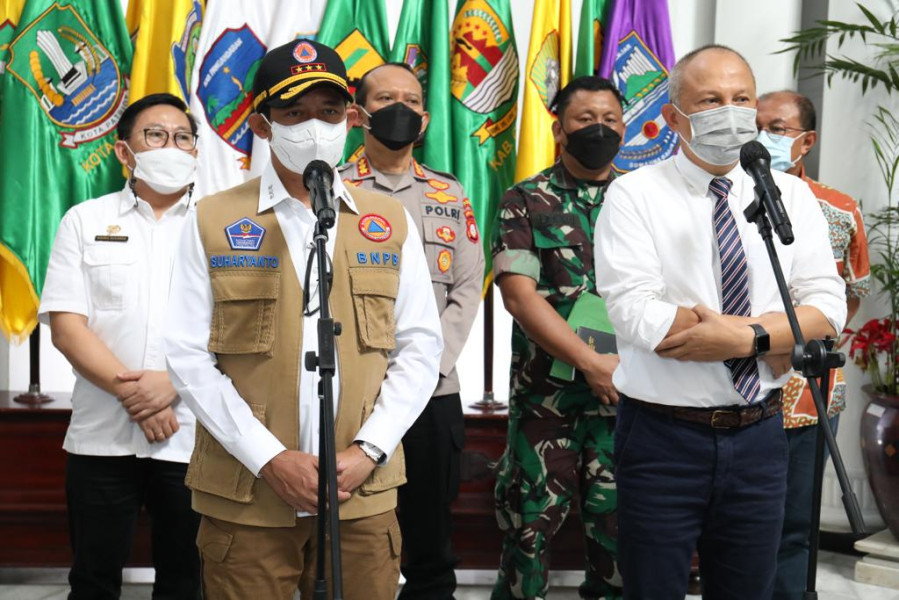 Ketua Satgas PMK Letjen TNI Suharyanto (kiri dengan rompi) memberikan keterangan pers kepada awak media usai melaksanakan Rapat Koordinasi Penanganan PMK bersama Pemerintah Provinsi Jawa Barat di Gedung Sate, Kota Bandung, Jawa Barat, Jumat (29/7).