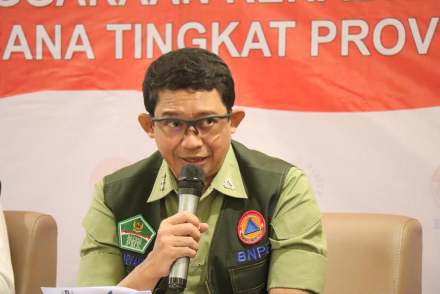 Kepala BNPB Letjen TNI Suharyanto saat memberikan arahan dalam Rapat Koordinasi Penyelesaian Dana Hibah Rehabilitasi dan Rekonstruksi Pascabencana wilayah Sulawesi Selatan di Hotel Maxone, Kota Makassar, Provinsi Sulawesi Selatan, Jumat (19/8).