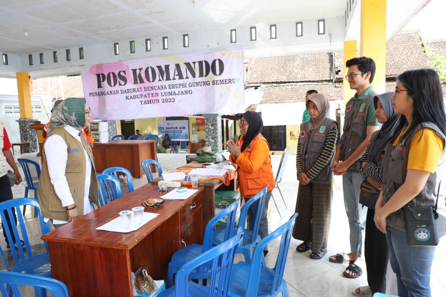 Deputi Bidang Pencegahan BNPB Prasinta Dewi mengapresiasi para relawan yang sudah bekerja keras membantu penanganan darurat di posko Desa Penanggal, Kecamatan Candipuro.