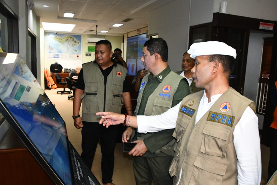 Kepala BNPB Letjen TNI Suharyanto (tengah) menerima penjelasan dari Kepala Pelaksana BPBD Provinsi Bali I Made Rentin (kanan) terkait monitoring peringatan dini gempabumi yang terintegrasi dengan BMKG di Kantor BPBD Provinsi Bali, Denpasar, Minggu (13/11).