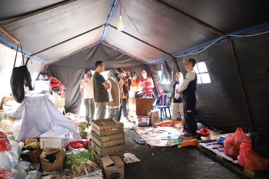 Deputi Bidang Pencegahan BNPB Prasinta Dewi melakukan pengecekan dan memastikan ketersediaan logistik di pengungsian tercukupi.