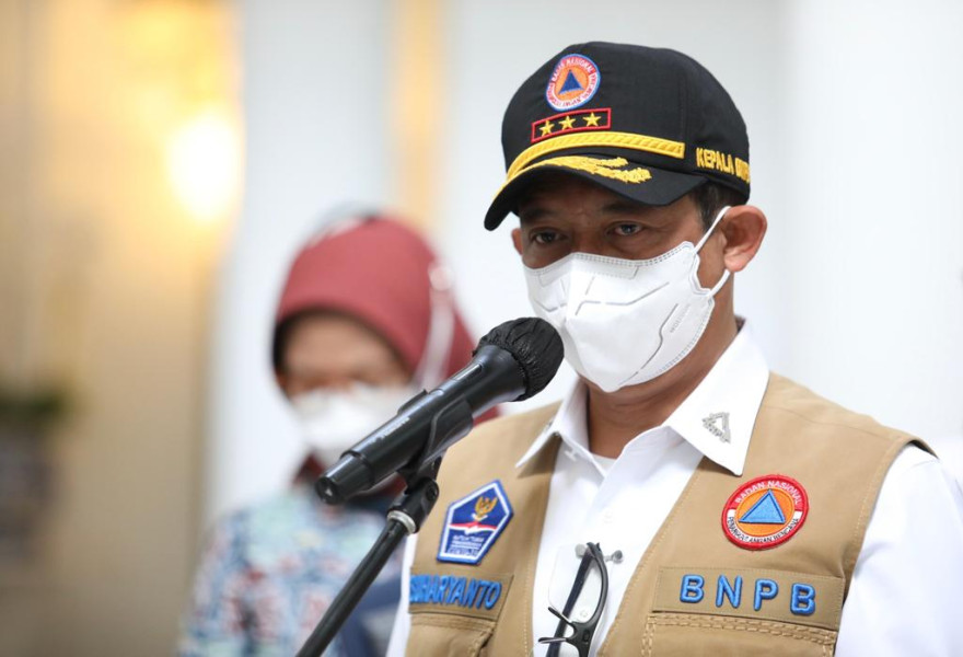 Ketua Satgas PMK Letjen TNI Suharyanto memberikan keterangan pers kepada awak media usai melaksanakan Rapat Koordinasi Penanganan PMK bersama Pemerintah Provinsi Jawa Barat di Gedung Sate, Kota Bandung, Jawa Barat, Jumat (29/7).